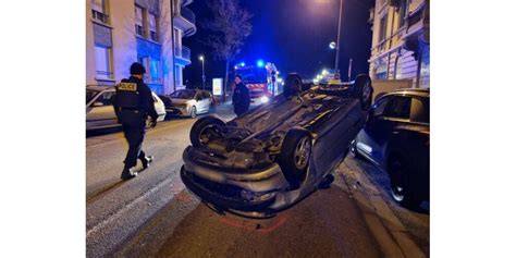 Vosges Épinal Un Véhicule Percute Deux Voitures Stationnées Et