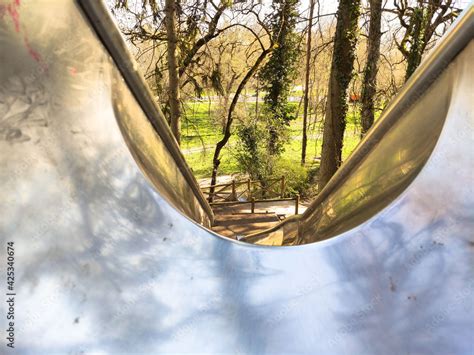 Bosque visto sobre un tobogán metálico del parque de Fuentes Blancas de