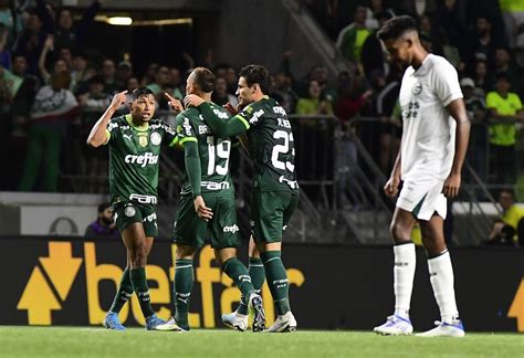 Palmeiras marca nos acréscimos derrota Goiás e diminui distância para