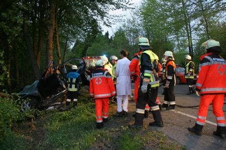 Auto Zerschellt An Baum P Rchen Stirbt Im Wrack