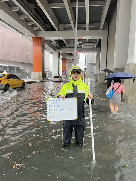 新北中和、永和區午後強降雨 板南路一度水深及膝 生活 中央社 Cna