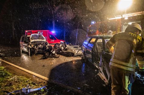 Schwerer Verkehrsunfall Mit Eingeklemmter Person Auf Der L