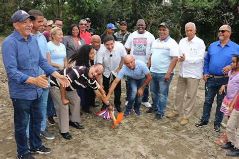 Alcalde Eberto N Ez Da Primer Picazo Para Construcci N De Cancha Mixta