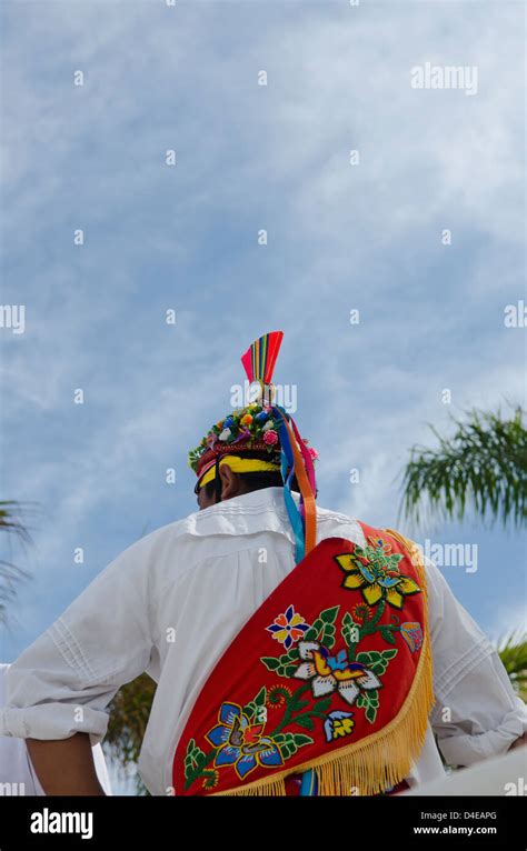 Vista Trasera Del Hombre Vestido Con Traje Tradicional Puerto Vallarta