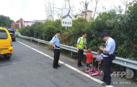 3歳の子供がキックボードで高速道路を走行 中国・浙江省 写真1枚 国際ニュース：afpbb News