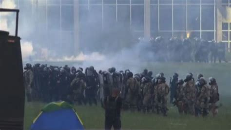 Brasilia Invasi I Luogi Del Potere Gli Scontri Con La Polizia Video