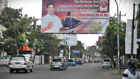 Foto Jelang Pilgub Sulsel 2018 Rivai Ras Mulai Pasang Baliho Tribun