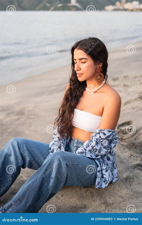 Mujer Latina Sentada En La Arena En La Playa Riendo Imagen De Archivo Imagen De Lifestyle