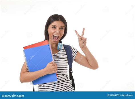 Muchacha Latina De Moda Del Estudiante Que Celebra La Sonrisa De La Mochila De La Carpeta Y Del