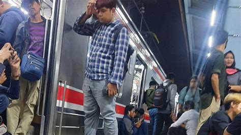 Pohon Tumbang Di Kebayoran Lama Menghambat Krl Rangkasbitung Dan Tanah