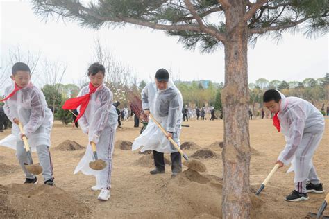 Xi Jinping Plante Des Arbres Beijing Et Appelle Davantage D Efforts