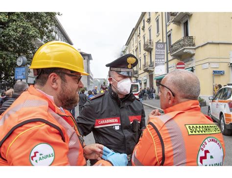 Un Ferito Per Esplosione Furgone E Incendio In Centro A Milano