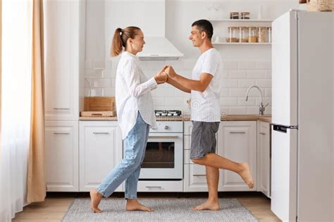 Retrato De Joven Feliz Adulto Caucásico Hombre Y Mujer Posando Bailes