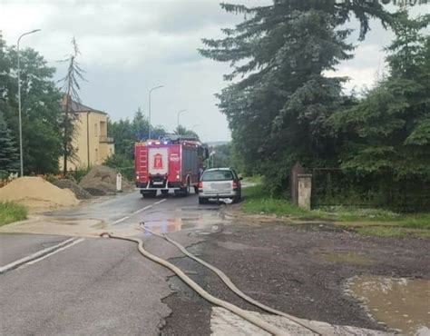 Siedem połamanych drzew i zalane posesje To skutki wczorajszej burzy w