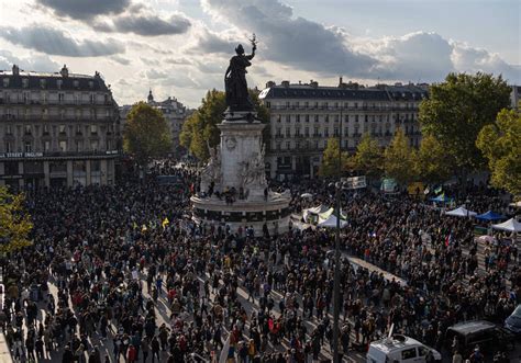 Les Français rassemblés pour rendre hommage au professeur assassiné Elle