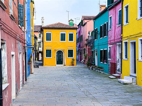 Casas Coloridas En Una Peque A Plaza Tradicional De La Venecia De La