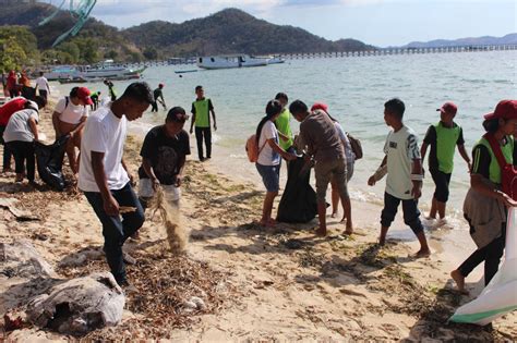 Warga Manggarai Barat Bersihkan Pesisir Pantai Labuan Bajo