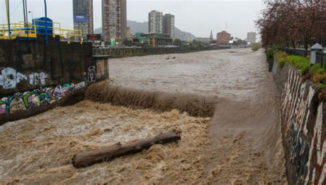 Senapred pide evacuar campamentos por desborde de río Mapocho