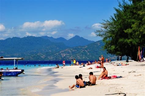 5 Pulau Di Indonesia Yang Asyik Untuk Trekking Dan Gowes