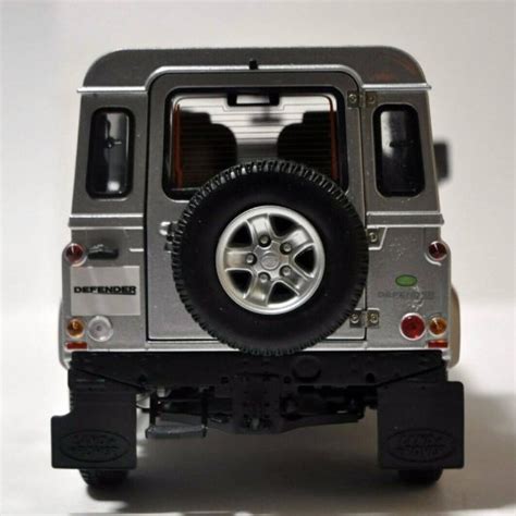 Miniatura Carro Land Rover Defender 90 Prata 1 18 Kyosho