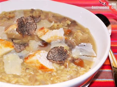 Sopa de trigo tierno pollo setas y trufa negra Gastronomía Cía