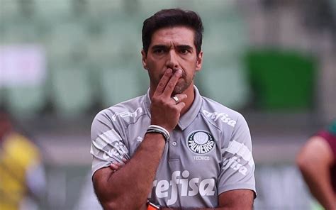 Abel Ferreira faz um minuto de silêncio e se posiciona