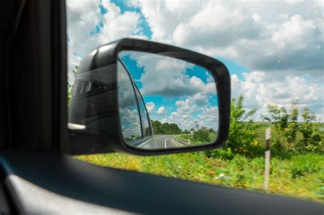 Reflexão de estrada de conceito de viagem de carro no espelho