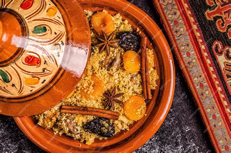 Tajine Marocain Traditionnel De Poulet Aux Fruits Secs Et épices