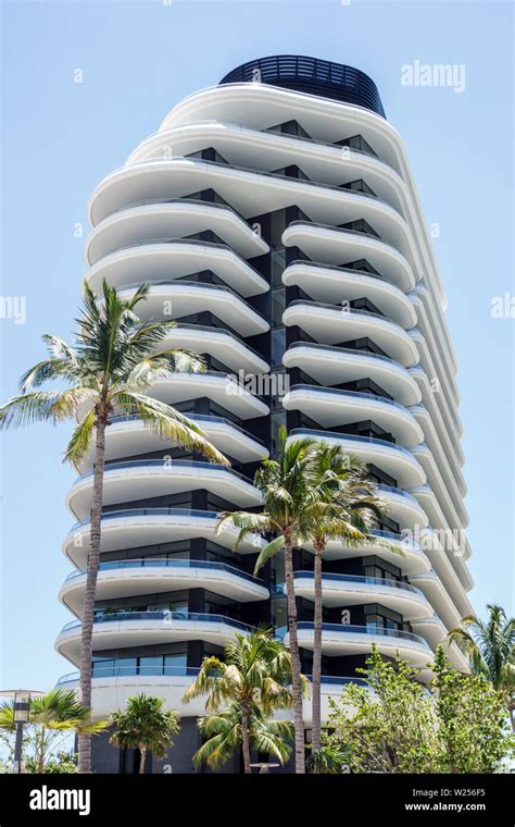 Luxury residential building exterior hi-res stock photography and images - Alamy