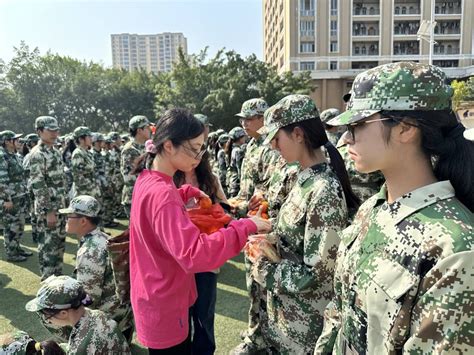 情系军训场 慰问暖人心——文学与传媒学院军训慰问活动 文学与传媒学院