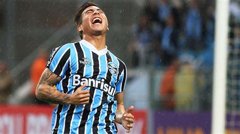 Vargas marca duas vezes e Grêmio vence o Botafogo Placar