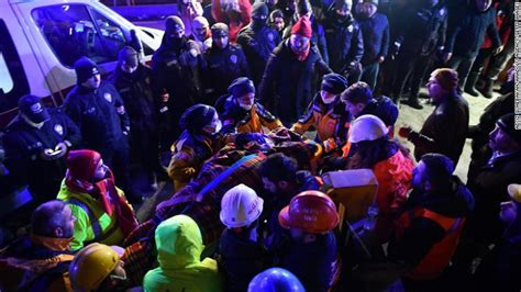 Turkey earthquake rescue: Waiting in bitter cold as rescuers work ...