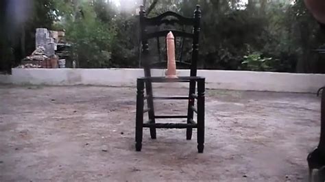 Draußen sitzen auf einem dildo strümpfen xHamster