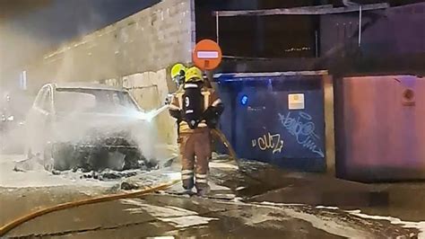 Un incendio calcina un coche en Piñeiros en Narón Enfoques