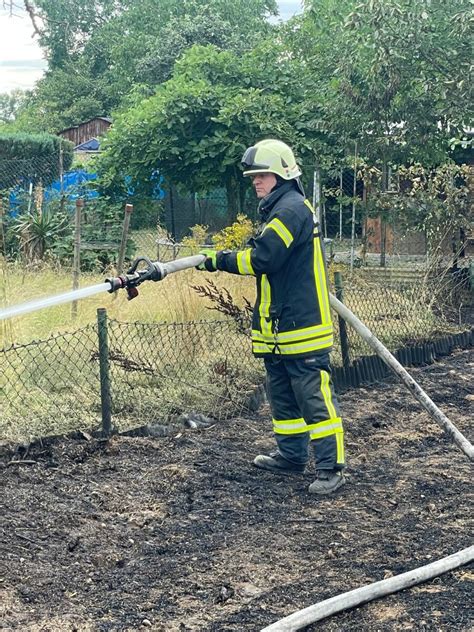 Vegetationsbrand Mit Bersprung Auf Schreberg Rten Freiw Feuerwehr