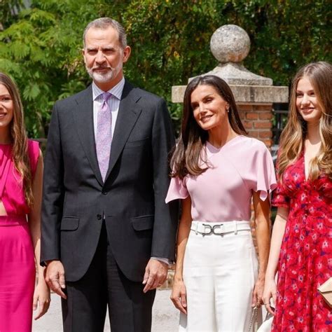 Los Reyes Felipe Y Letizia La Princesa Leonor Y La Infanta Sofía En La