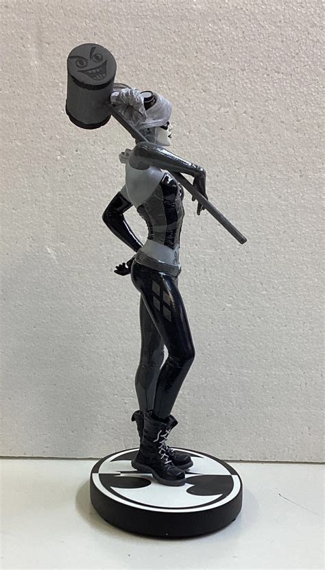 Batman Black White Harley Quinn Statue By Lee Bermejo 2109 5200