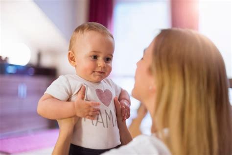 Madre E Hijo Jugando En Casa Foto Premium