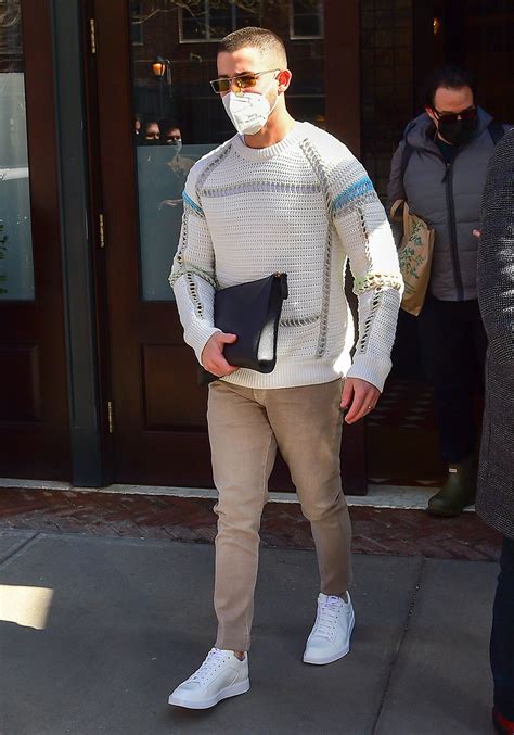 So Cool Stylt Nick Jonas Wei E Sneaker F R Den Fr Hling