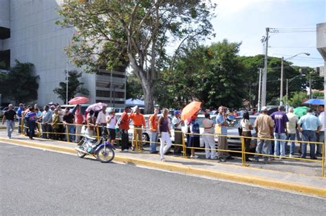 En Santiago Largas Filas Caracterizan El Proceso De Entrega De La Nueva