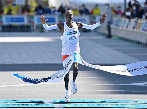 Leyenda keniana Kipchoge celebra éxito en maratón de Tokio