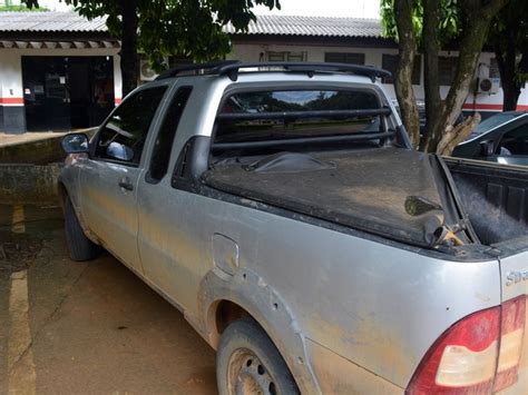 G1 Trio Troca Tiros PMs E Abandona Carro Roubado Em Ariquemes RO