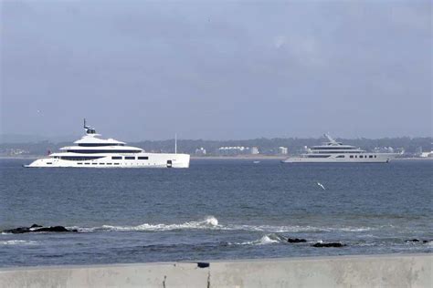 Cómo son y cuánto cuestan los dos barcos de lujo fondeados en Punta del