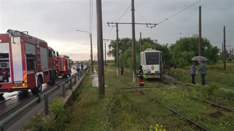 Un Tramvai Din Craiova A Luat Foc Dup Ce A Fost Lovit De Tr Snet