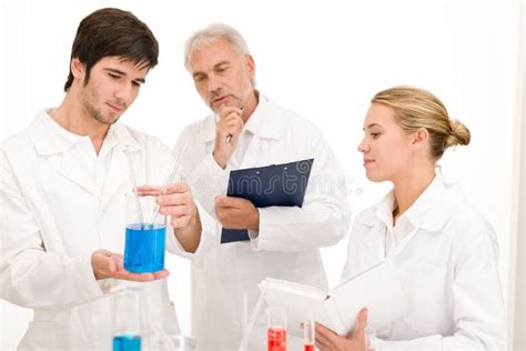 Het Experiment Van De Chemie Wetenschappers In Laboratorium Stock