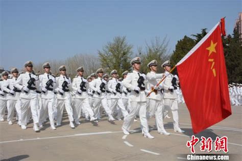 海军大连舰艇学院举行庆祝海军成立68周年阅兵活动手机凤凰网