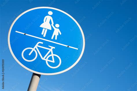 Deutsches Verkehrszeichen Gemeinsamer Geh Und Radweg Stock Photo