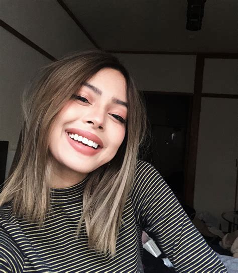 Hot girl châu Á đổi tóc dịp năm mới người cắt mái xinh ngất người xén