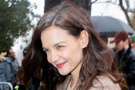 Katie Holmes affiche fièrement ses premiers cheveux blancs