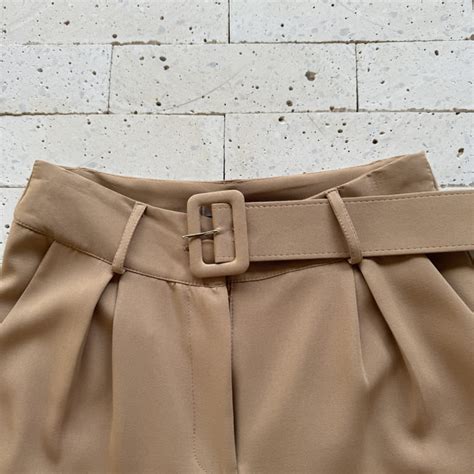 CALÇA ALFAIATARIA BOTÕES NA BARRA E CINTO NUDE Dondoca Moda Feminina